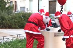 Δεν ξανάγινε! Άη Βασίληδες έστησαν ένα άγαλμα στο κέντρο της Αθήνας σε 15″ μπροστά στους περαστικούς
