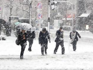 Φωτογραφία για Σε λευκό κλοιό η χώρα – Συναγερμός σε όλες τις πόλεις για την επέλαση του χιονιά
