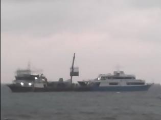 Φωτογραφία για ΒΙΝΤΕΟ- η μεταφόρτωση του «φορτίου» του Alcatras σε τουρκικό πλοιάριο στην ΚΩ