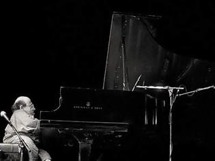 Φωτογραφία για Ο ιδιοφυής νάνος πιανίστας της τζαζ που υπερέβη την αναπηρία