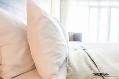 Κιτρινισμένα μαξιλάρια; Έτσι θα τα κάνετε και πάλι ολόλευκα