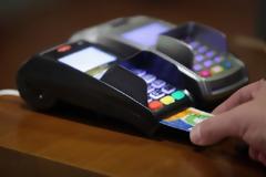 Ιδού ποια μέρα σας συμφέρει να πληρώσετε ΕΝΦΙΑ και τέλη ΙΧ με κάρτα