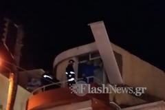 Ταμπέλα στο κέντρο των Χανίων κρεμόταν πάνω από καλώδια της ΔΕΗ