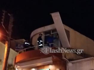 Φωτογραφία για Ταμπέλα στο κέντρο των Χανίων κρεμόταν πάνω από καλώδια της ΔΕΗ