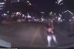 Κόβει την ανάσα! Καρέ-καρέ η στιγμή που πατέρας πέφτει σε διερχόμενο αυτοκίνητο κρατώντας τον γιο του αγκαλιά