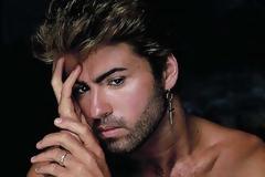 Ακραίες θεωρίες συνωμοσίας γύρω από αστέρια της μουσικής