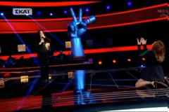 Ανατρίχιασε η Παπαρίζου με την ερμηνεία της 20χρονης! Γονάτισε μπροστά στην παίκτρια...