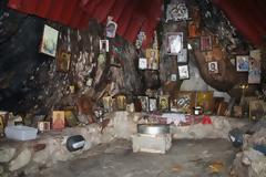 Κάηκε τμήμα υπεραιωνόβιου πλάτανου, αλλά έμεινε ανέπαφο το προσκυνητάρι μέσα σ'αυτό στη Σέλλιανη Πραμυθιάς!