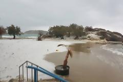 Χιόνισε σε παραλία των Χανίων!