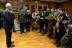 Πρωτοχρονιάτικα κάλαντα στον Αναπληρωτή Υπουργό Εθνικής Άμυνας Δημήτρη Βίτσα, ενώπιον των Αρχηγών των Γενικών Επιτελείων