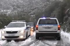 Πενταμελής οικογένεια αποκλείστηκε από το χιόνι – Ανάμεσά της δύο μικρά παιδιά