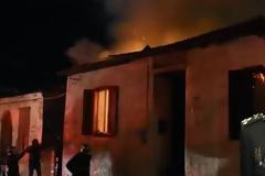 Αυτός είναι ο Ελληνικός Στρατός. Φτιάχνουν απ' την αρχή το καμένο σπίτι στον Ανθστη στη Χίο