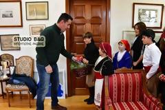 Με κρητικές λύρες είπαν τα Πρωτοχρονιάτικα κάλαντα στον Δήμαρχο Ναυπλιέων