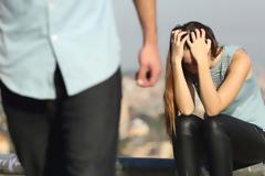 Γιατί οι άντρες ξεπερνάνε πιο εύκολα ένα χωρισμό