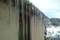 Τσουχτερό κρύο και μοναδικό θέαμα στην Αγιασο - Ο πάγος δημιούργησε εντυπωσιακά «γλυπτά»