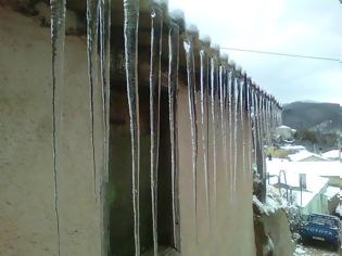 Φωτογραφία για Τσουχτερό κρύο και μοναδικό θέαμα στην Αγιασο - Ο πάγος δημιούργησε εντυπωσιακά «γλυπτά»
