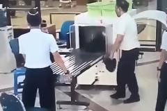 Ο ΑΠΟΛΥΤΟΣ ΤΡΟΜΟΣ! Πιλότος τρεκλίζει πριν μπει στο αεροπλάνο! Βίντεο και... απόλυση