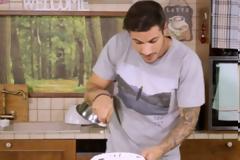 Βασιλόπιτα: Ο Άκης Πετρετζίκης προτείνει το κέικ που θα σας μείνει αξέχαστο!