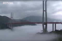 Κατασκευή στα ύψη. Τολμάς να διασχίσεις αυτή τη γέφυρα; [video]