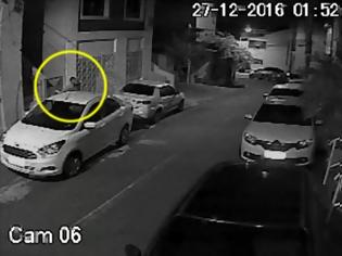 Φωτογραφία για Βίντεο ντοκουμέντο: Βγάζουν το πτώμα του Κυριάκου Αμοιρίδη από το σπίτι