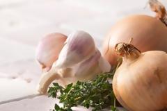 Ξεφλουδίστε χωρίς κόπο (και δάκρυα) σκόρδα και κρεμμύδια