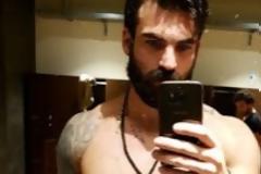 ΕΓΚΕΦΑΛΙΚΟ! Ο Δημήτρης Αλεξάνδρου μόνο με την... πετσέτα του