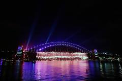 Χιλιάδες κάτοικοι του Σίδνεϊ, μεταξύ των οποίων και αρκετοί Έλληνες, υποδέχθηκαν πριν από λίγα λεπτά το 2017