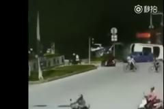 ΣΟΚΑΡΙΣΤΙΚΗ καραμπόλα: Φορτηγό σκόρπισε τον ΘΑΝΑΤΟ... [video]