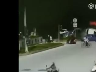 Φωτογραφία για ΣΟΚΑΡΙΣΤΙΚΗ καραμπόλα: Φορτηγό σκόρπισε τον ΘΑΝΑΤΟ... [video]