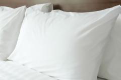 Πώς να κάνετε τα κιτρινισμένα μαξιλάρια σας σαν καινούρια