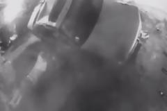 Άνδρας εκσφενδονίζεται από την ηλιοροφή αυτοκινήτου! [video]