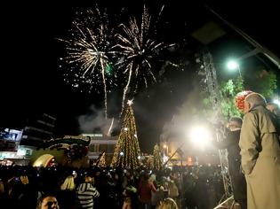 Φωτογραφία για Το Ηράκλειο υποδέχθηκε το 2017 κι έκανε τη νύχτα… μέρα