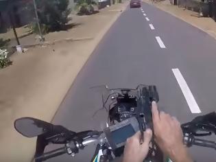 Φωτογραφία για Κόβει ανάσες - Αστυνομικός καταδιώκει με μηχανή και πυροβολεί σε BMW [video]