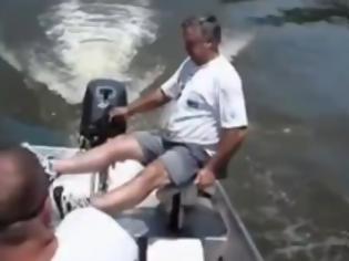 Φωτογραφία για Δείτε τι παθαίνει ένας ψαράς όταν πηδάει στη βάρκα του ένας απρόσκλητος επισκέπτης! [video]