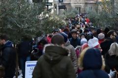 Λιγότερα από 200 ευρώ ξόδεψαν οι Έλληνες για αγορές την Πρωτοχρονιά