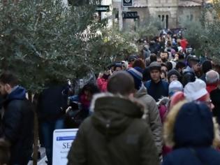 Φωτογραφία για Λιγότερα από 200 ευρώ ξόδεψαν οι Έλληνες για αγορές την Πρωτοχρονιά