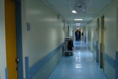 Guardian: Στα νοσοκομεία της Ελλάδας πεθαίνουν ακόμα και ασθενείς που θα έπρεπε να ζουν