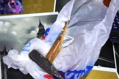 Χανιά: Έσπαγαν με αυτό το σφυρί τις βιτρίνες καταστημάτων