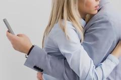 Το μεγάλο κακό που κάνεις στην ερωτική σου ζωή όταν ασχολείσαι με το κινητό σου