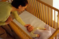 Πώς να μάθετε στο μωρό σας να κοιμάται όλη τη νύχτα