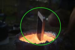 Παίρνει ένα iPhone και το λιώνει σε καυτό αλουμίνιο - ΤΟ ΑΠΟΤΕΛΕΣΜΑ ΕΙΝΑΙ ΑΠΙΣΤΕΥΤΟ... [video]