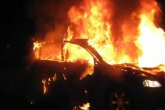 Τηρήθηκε το πρωτοχρονιάτικο «έθιμο» της πυρπόλησης αυτοκινήτων στη Γαλλία