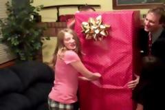 Έδωσαν στην κόρη τους ένα τεράστιο κουτί για Χριστουγεννιάτικο δώρο. Μόλις αυτή το άνοιξε, δεν πίστευε στα μάτια της!