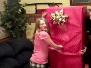 Φωτογραφία για Έδωσαν στην κόρη τους ένα τεράστιο κουτί για Χριστουγεννιάτικο δώρο. Μόλις αυτή το άνοιξε, δεν πίστευε στα μάτια της!