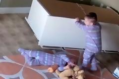 Αγόρι δύο ετών βοηθά τον αδελφό του να απελευθερωθεί από πεσμένο έπιπλο