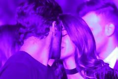 Ζευγάρι της ελληνικής showbiz έκανε ρεβεγιόν με «καυτά» φιλιά στα μπουζούκια