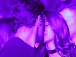 Φωτογραφία για Ζευγάρι της ελληνικής showbiz έκανε ρεβεγιόν με «καυτά» φιλιά στα μπουζούκια