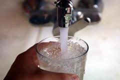 Αιτωλικό: Ανοίγουν τα ξενοδοχεία για να πλένονται οι κάτοικοι - Μαύρο νερό βγάζουν οι βρύσες!