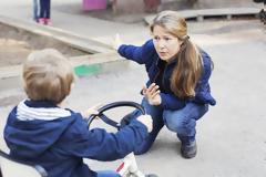 «Αν δεν φας το φαΐ σου, δεν θα πάμε στις κούνιες»: Αυτά είναι τα μυστικά της πειθαρχίας χωρίς τιμωρία