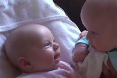 Πατέρας ανοίγει την κάμερα και καταγράφει τα δίδυμα μωρά του στην πιο χαριτωμένη συνομιλία που ακούσατε ποτέ